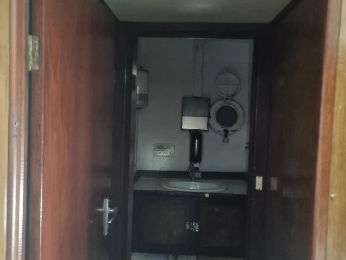 Tàu kéo lưới để bán