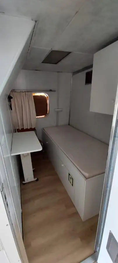 Tàu chở thủy thủ đoàn để bán