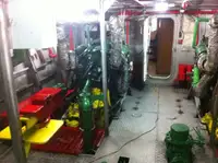 Tàu chở thủy thủ đoàn để bán