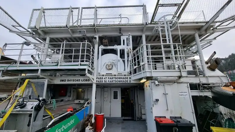 Tàu du lịch để bán