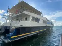 Tàu hai thân để bán