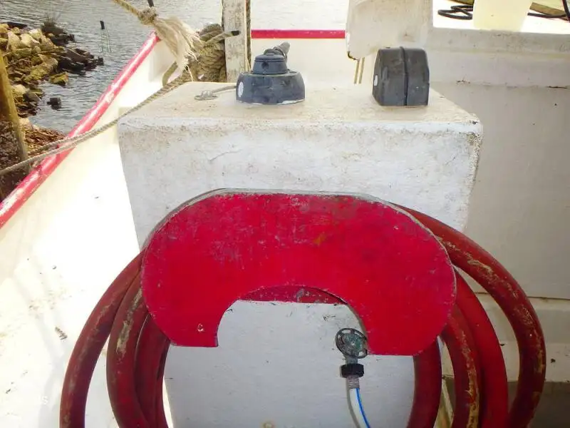 Tàu kéo lưới để bán