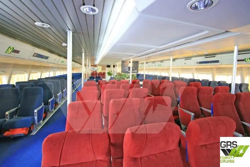 Tàu du lịch để bán