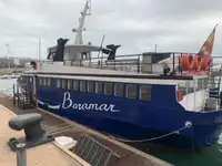 Tàu du lịch để bán