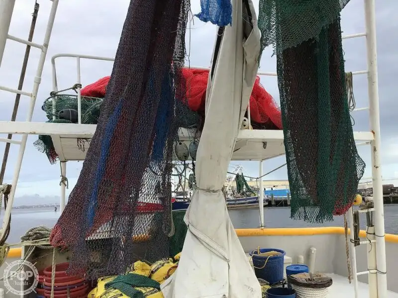 Tàu kéo lưới để bán