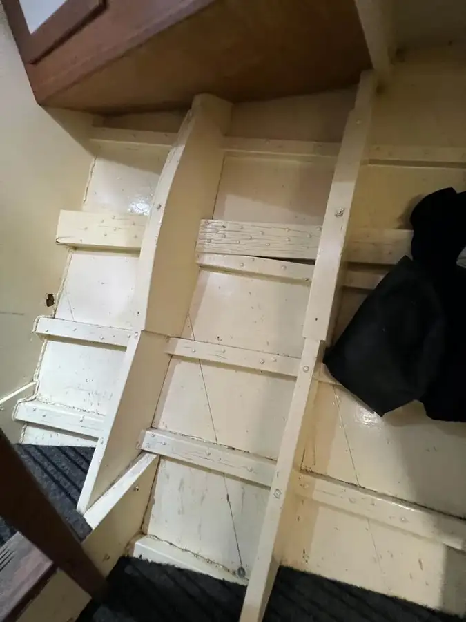 Tàu kéo lưới để bán