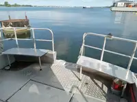 Tàu chở thủy thủ đoàn để bán