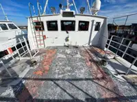 Tàu chở thủy thủ đoàn để bán