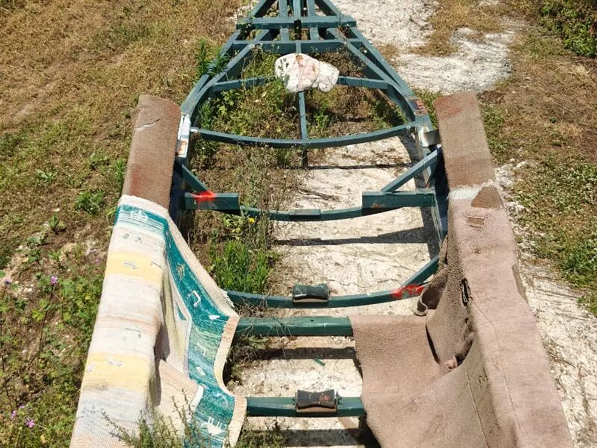 Tàu làm việc để bán