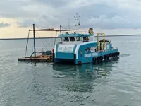 Tàu làm việc để bán