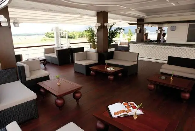 Tàu du lịch để bán