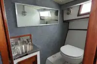 Tàu làm việc để bán