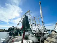 Tàu kéo lưới để bán