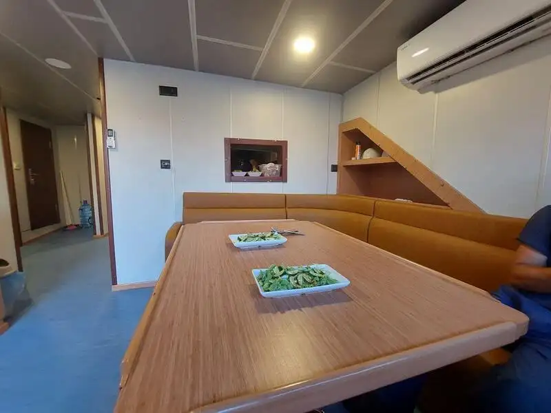 Tàu làm việc để bán