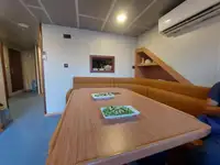Tàu làm việc để bán