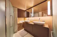 Tàu du lịch để bán