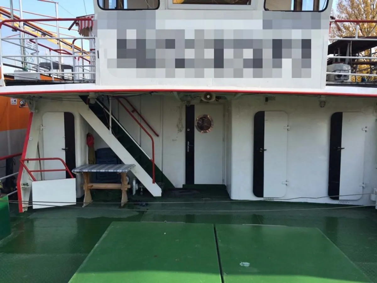 Tàu container để bán