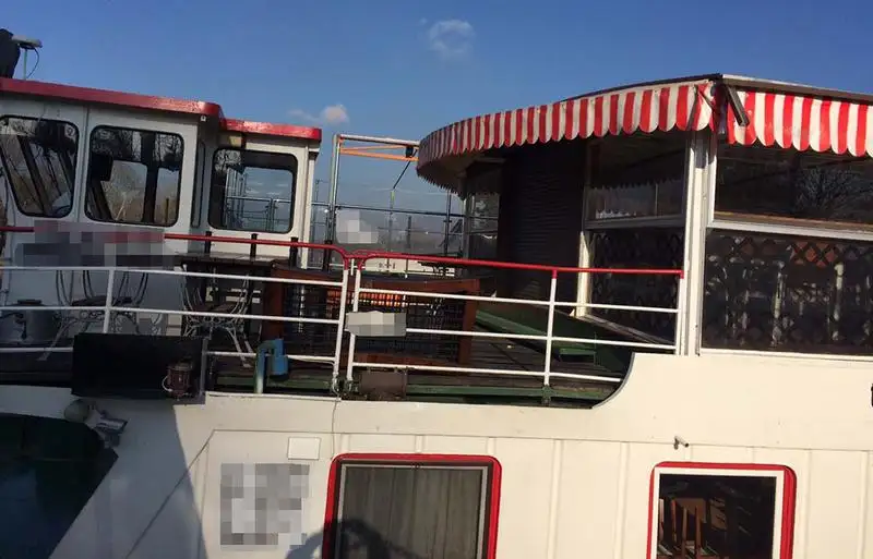Tàu container để bán