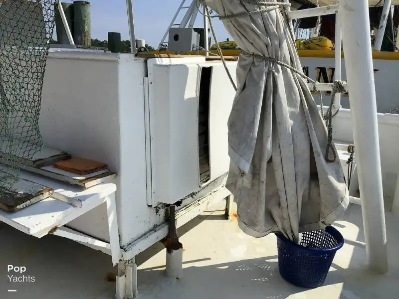 Tàu kéo lưới để bán