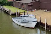 Tàu kéo lưới để bán