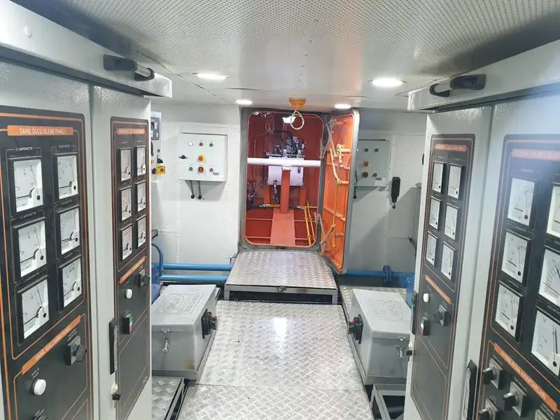Tàu du lịch để bán