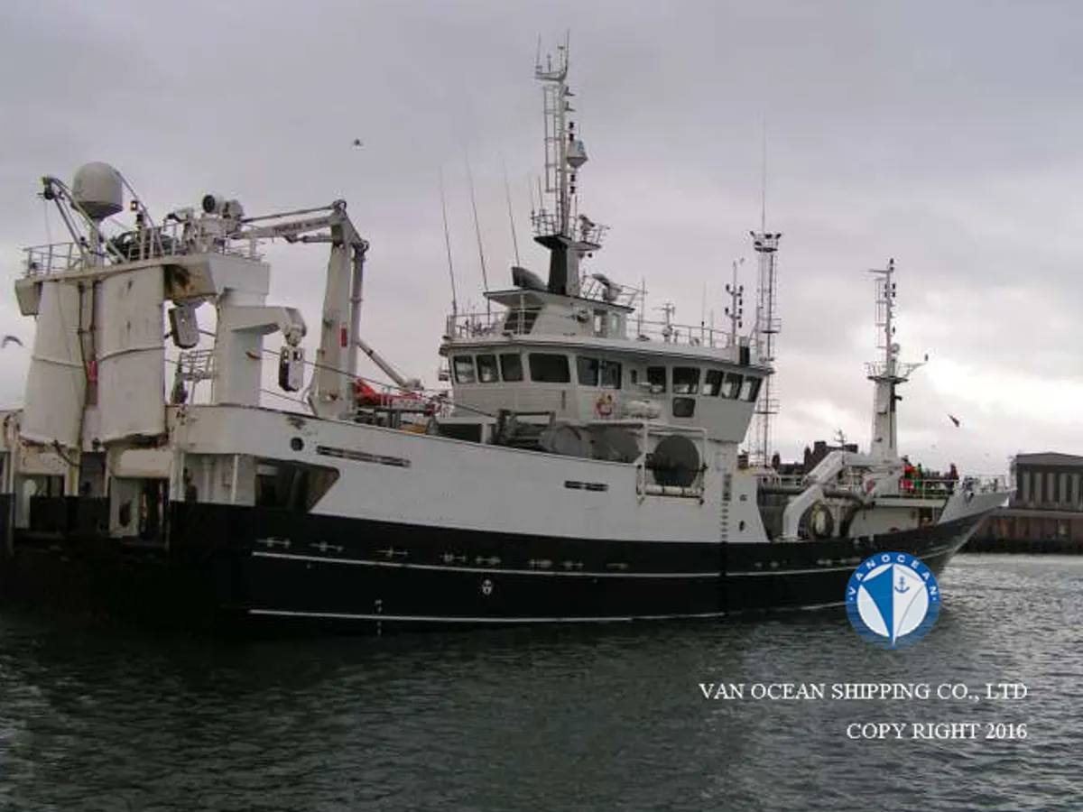 Tàu kéo lưới để bán