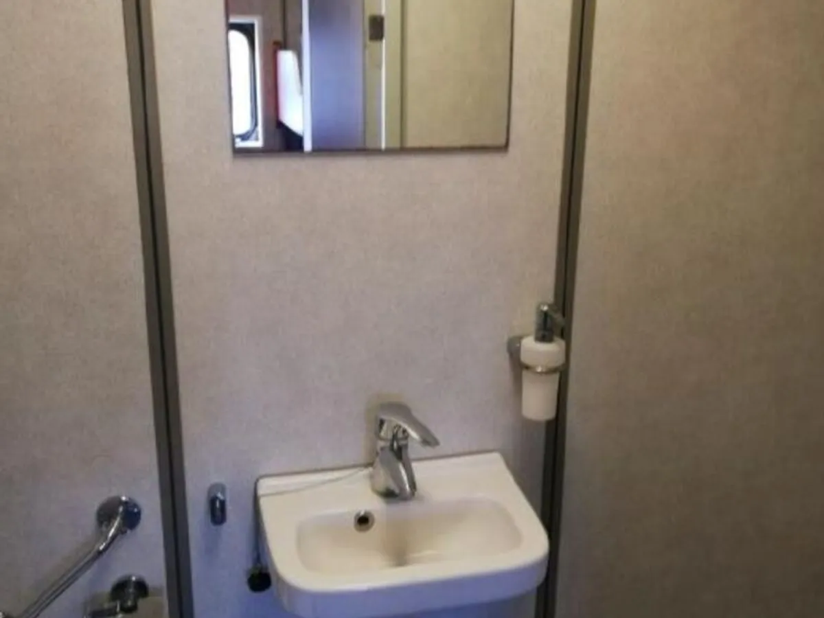 Tàu chở thủy thủ đoàn để bán