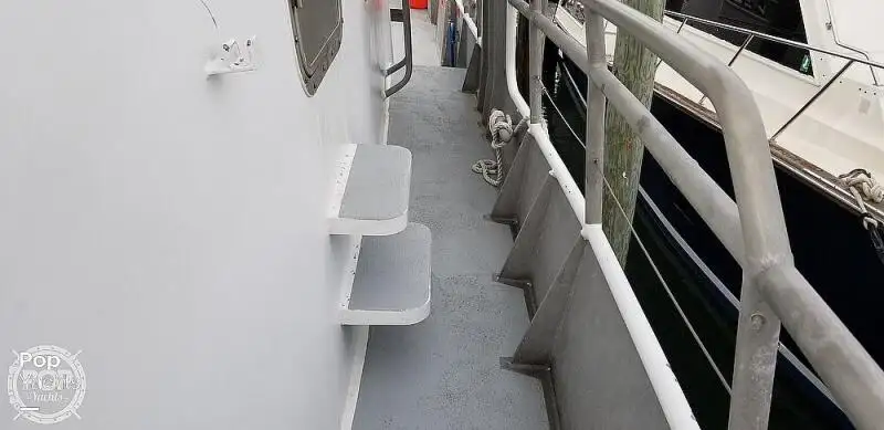 Tàu kéo lưới để bán