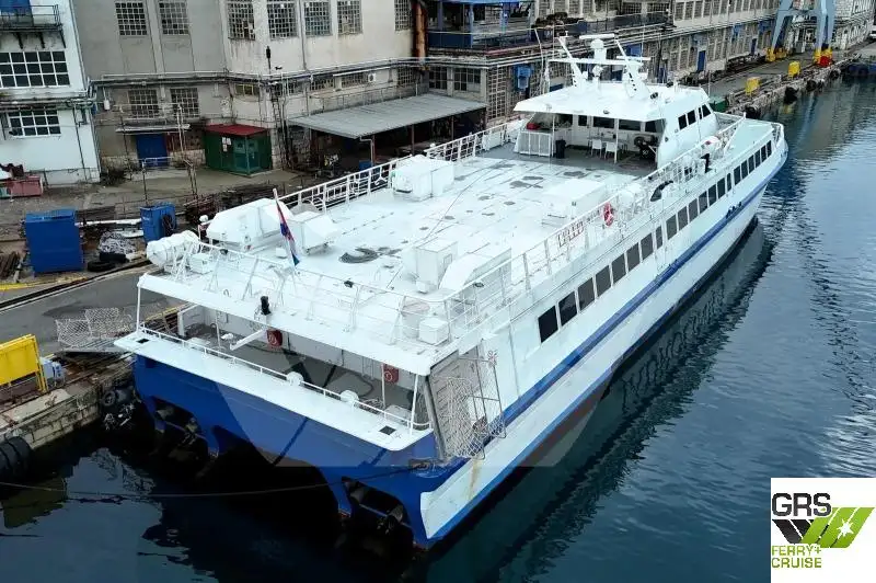 Tàu du lịch để bán