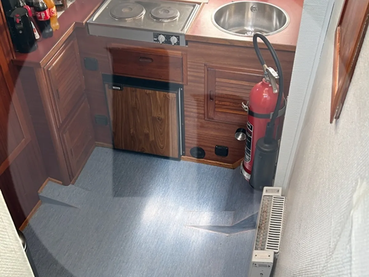 Tàu làm việc để bán