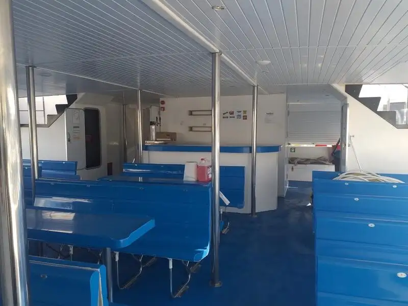 Tàu du lịch để bán