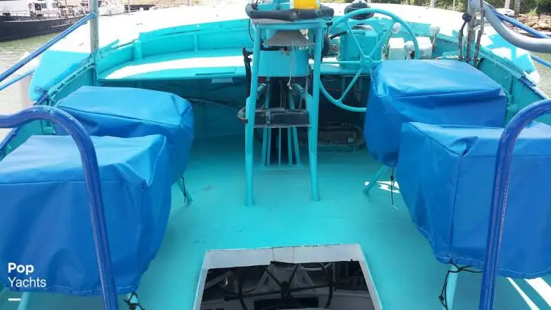 Tàu kéo lưới để bán