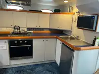 Tàu nghiên cứu để bán