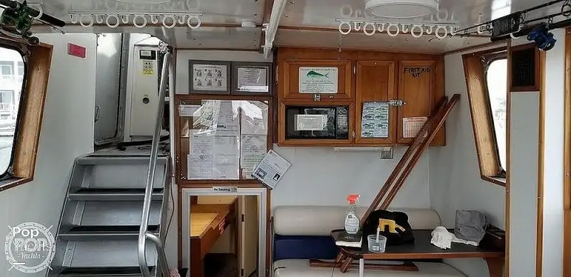 Tàu kéo lưới để bán