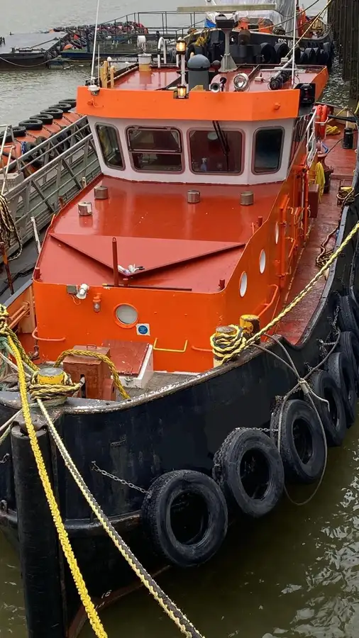 Tàu kéo để bán