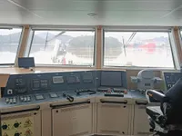 Tàu hai thân để bán