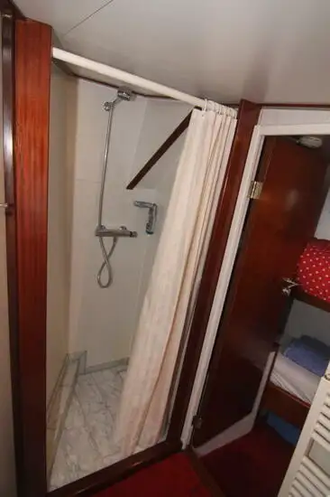 Tàu du lịch để bán