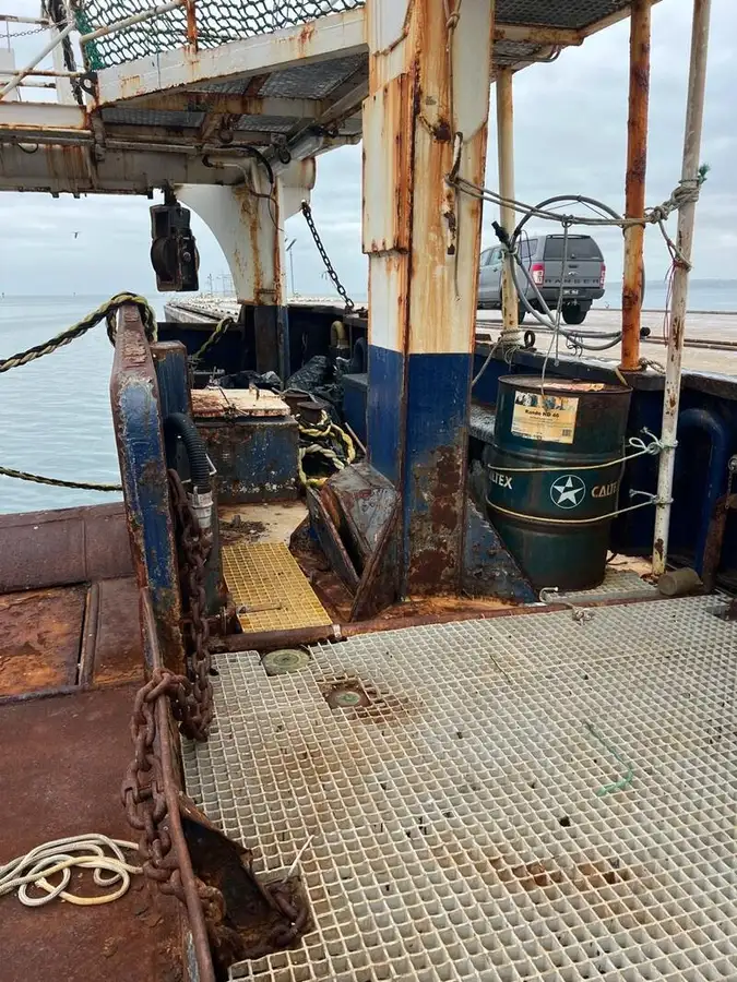 Tàu kéo lưới để bán