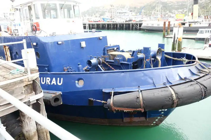 Tàu kéo để bán