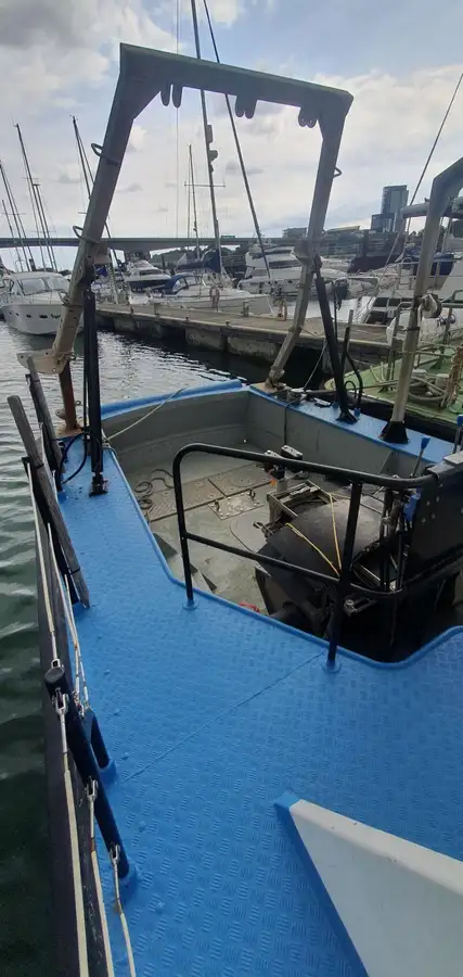 Tàu container để bán
