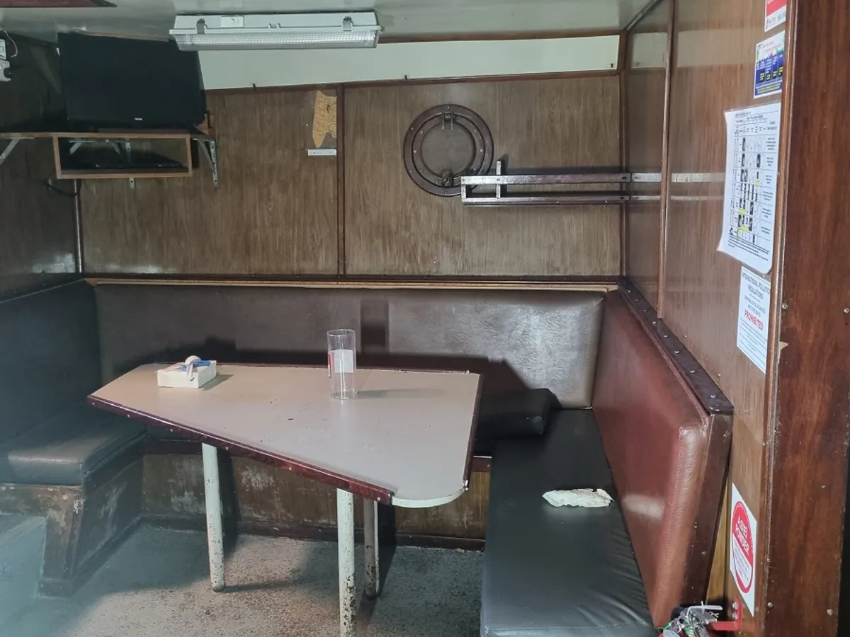 Tàu kéo lưới để bán