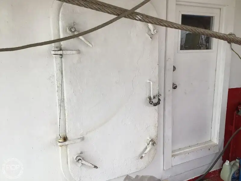 Tàu kéo lưới để bán