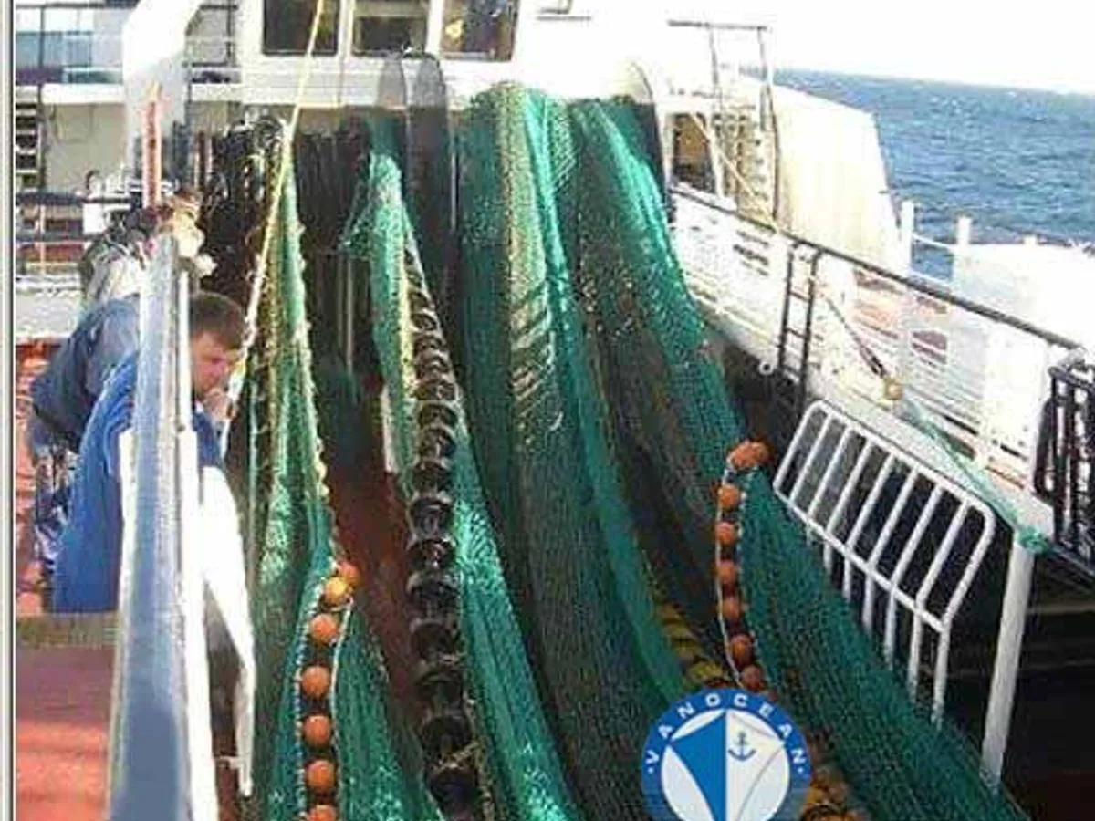Tàu kéo lưới để bán