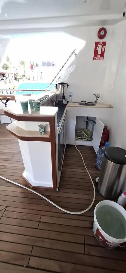 Tàu du lịch để bán