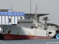 Tàu câu dài để bán