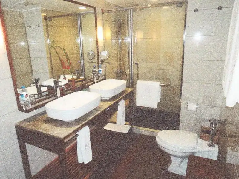 Tàu du lịch để bán