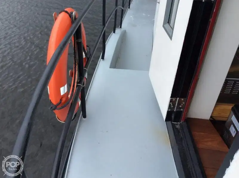 Tàu kéo để bán