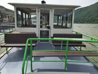 Tàu du lịch để bán
