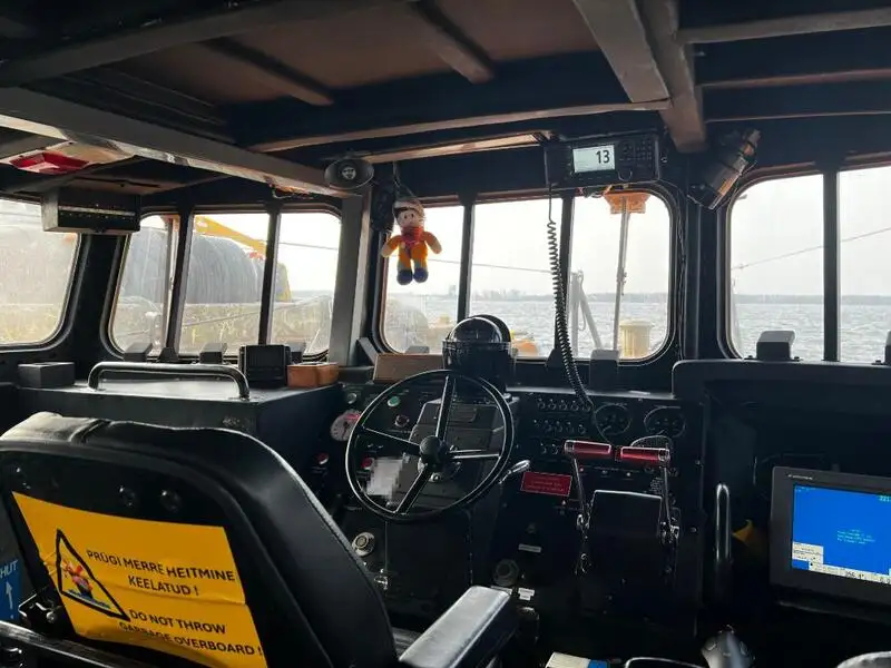 Tàu chở thủy thủ đoàn để bán