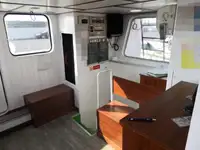Tàu làm việc để bán